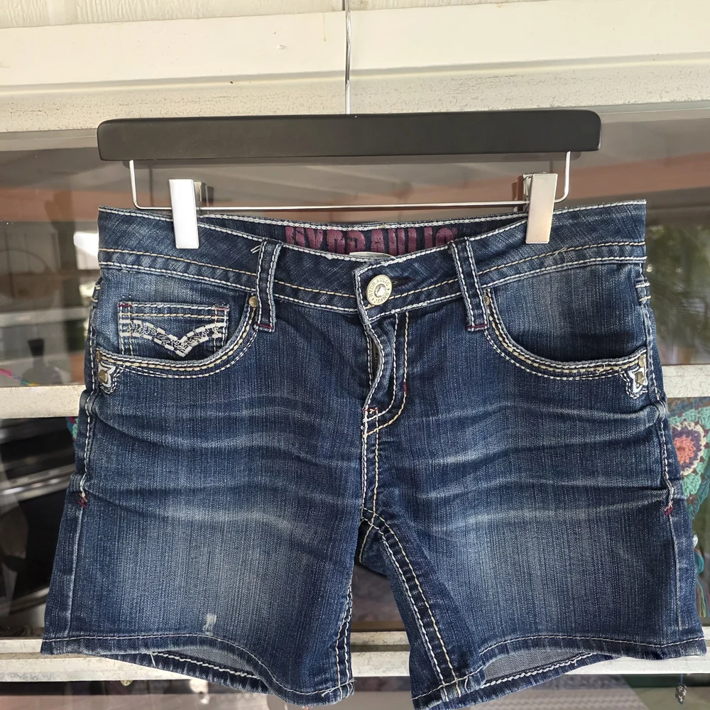 Hydraulic Bailey Low Rise Short 7/8 Dark Blue Jean Shorts with Embroidery